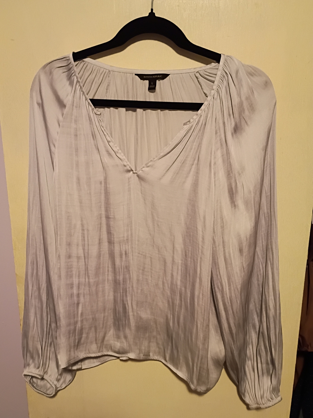 Banana Republic Light Gray Ruched Long Sleeve V-Neck Blouse Women's Size L
